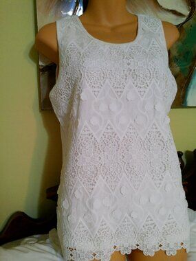 SOLITARE WHITE EYELET BLOUSE SIZE MED GOOD CONDITION